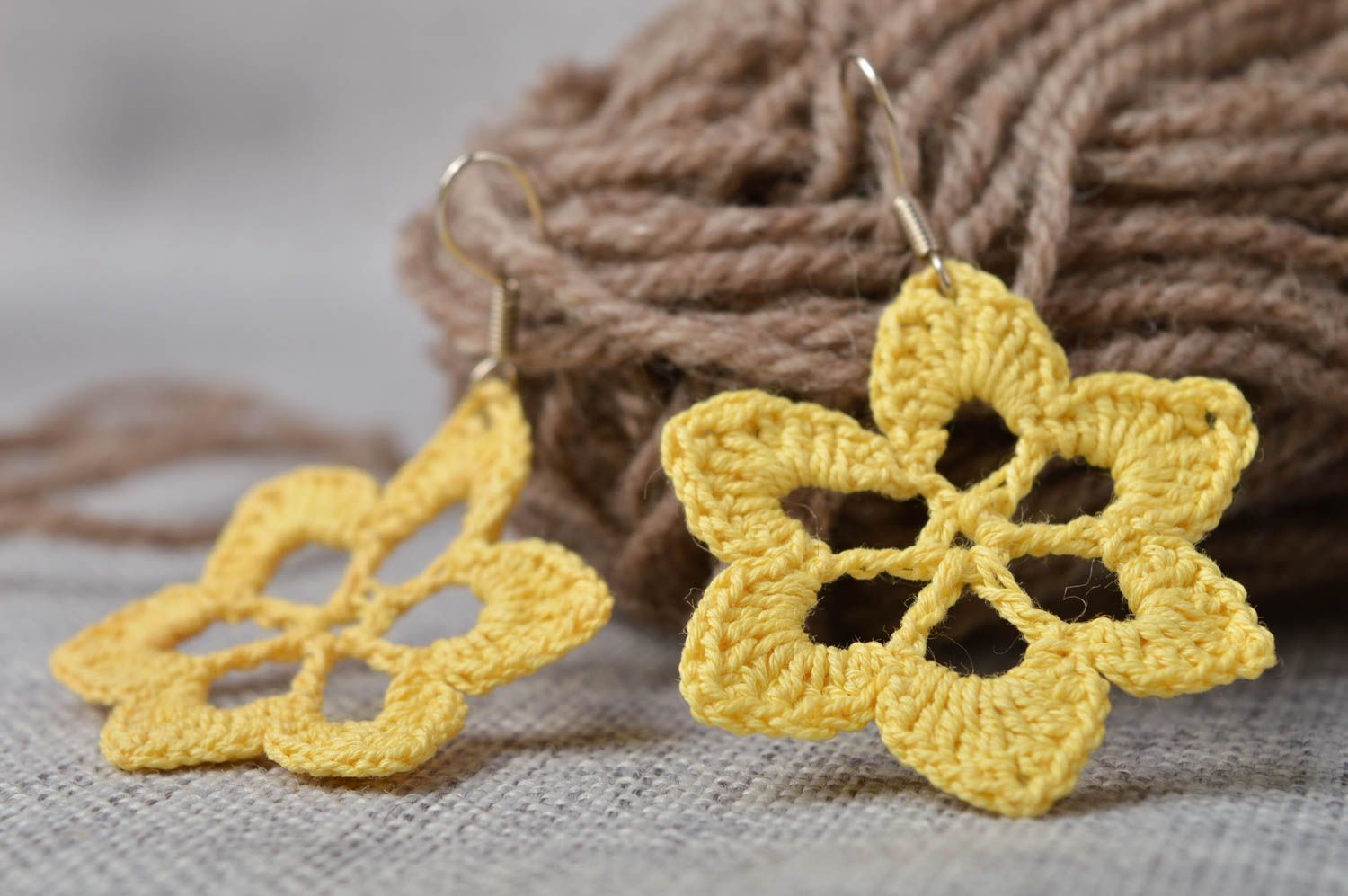 Pendientes a crochet amarillos hechos a mano bisutería tejida  accesorio de moda foto 2