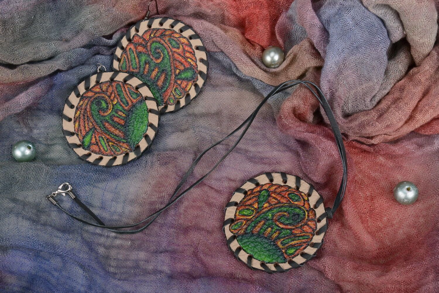 Set de bijoux en cuir boucles d'oreilles et pendentif Planète verte photo 4