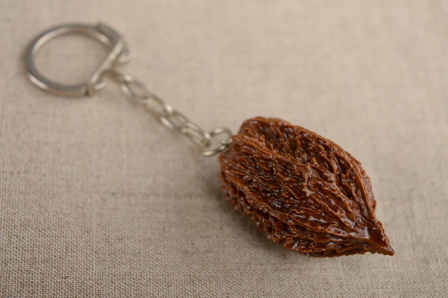 Porte-clés de noix naturel fait main accessoire écologique cadeau insolite photo 1