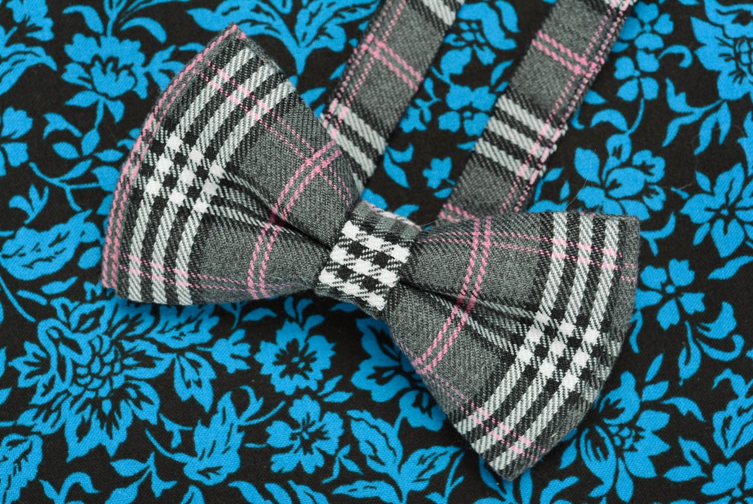 Grey and pink checkered bow tie photo 3