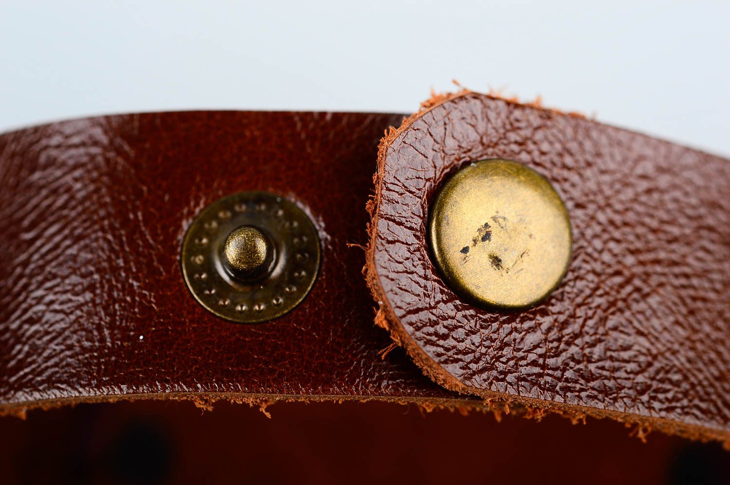 Кожаный браслет ручной работы браслет на руку бордовое украшение из кожи фото 5
