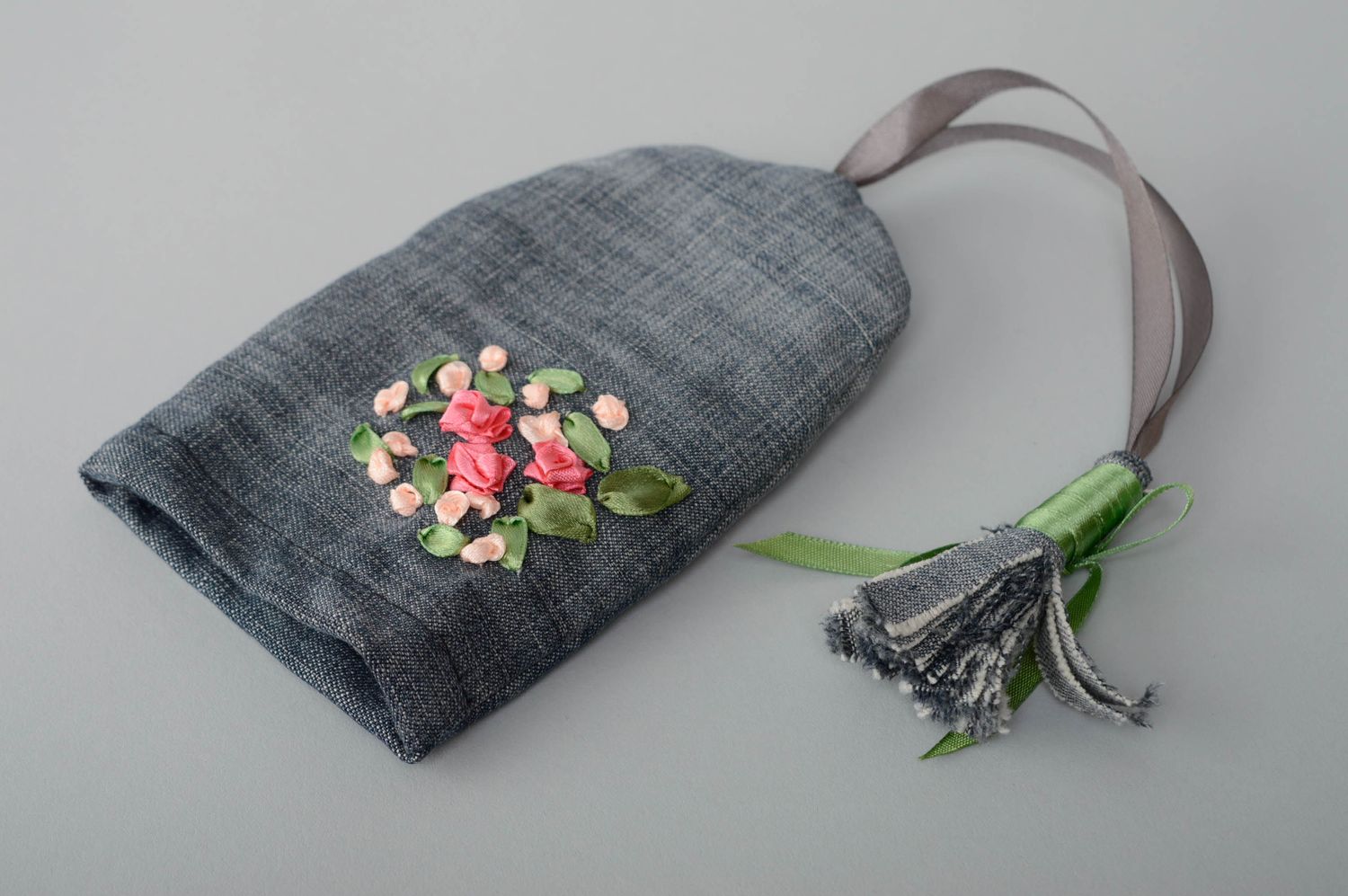 Denim key case embroidered with satin ribbons photo 2