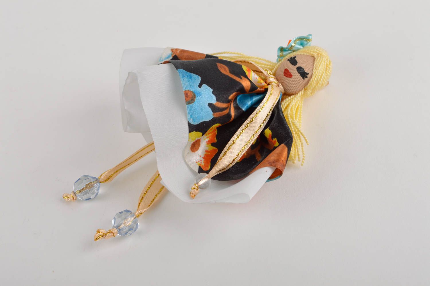 Broche poupée Bijou fait main Accessoire femme originale belle satin cristal photo 3