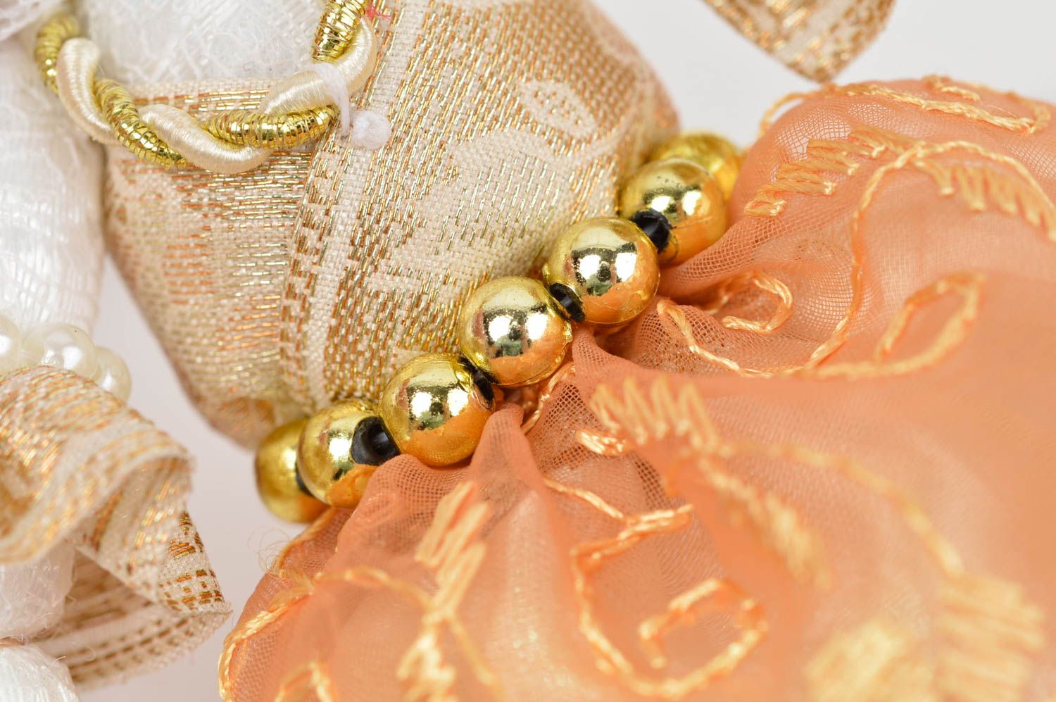 Poupée décorative en tissu et bois faite main originale Princesse en tenue dorée photo 5