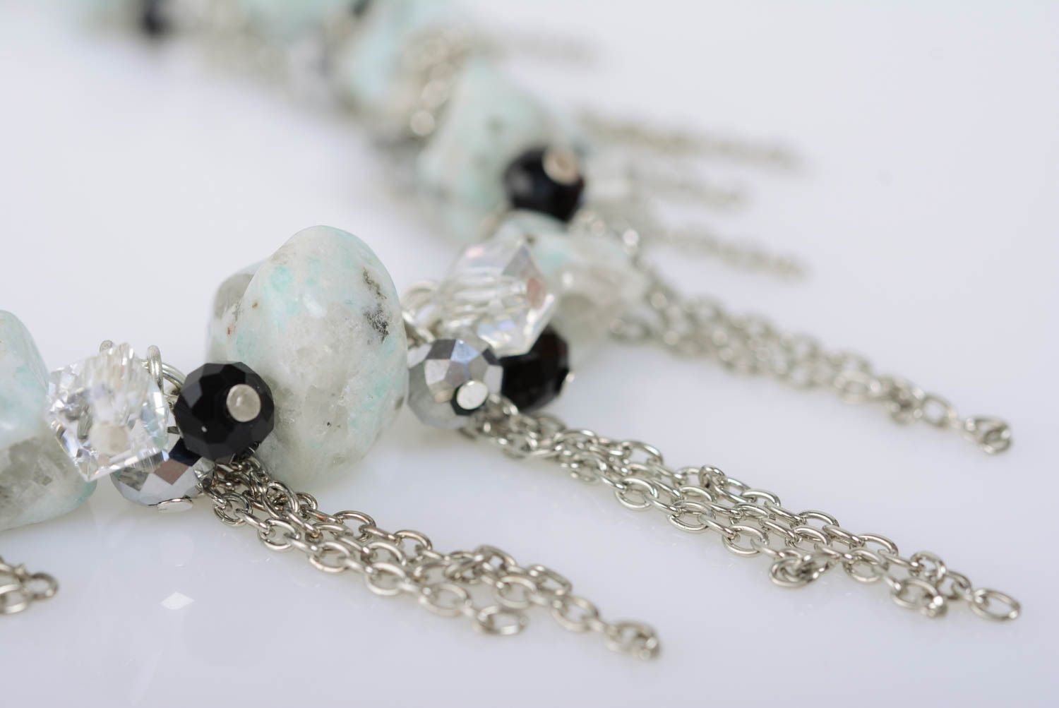 Ожерелье из бисера серое с пластиковыми бусинами и цепочками стильное хэнд мейд фото 3