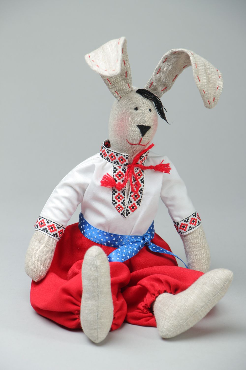 Kuscheltier Hase aus Textil im traditionellen ukrainischen Kostüm foto 1