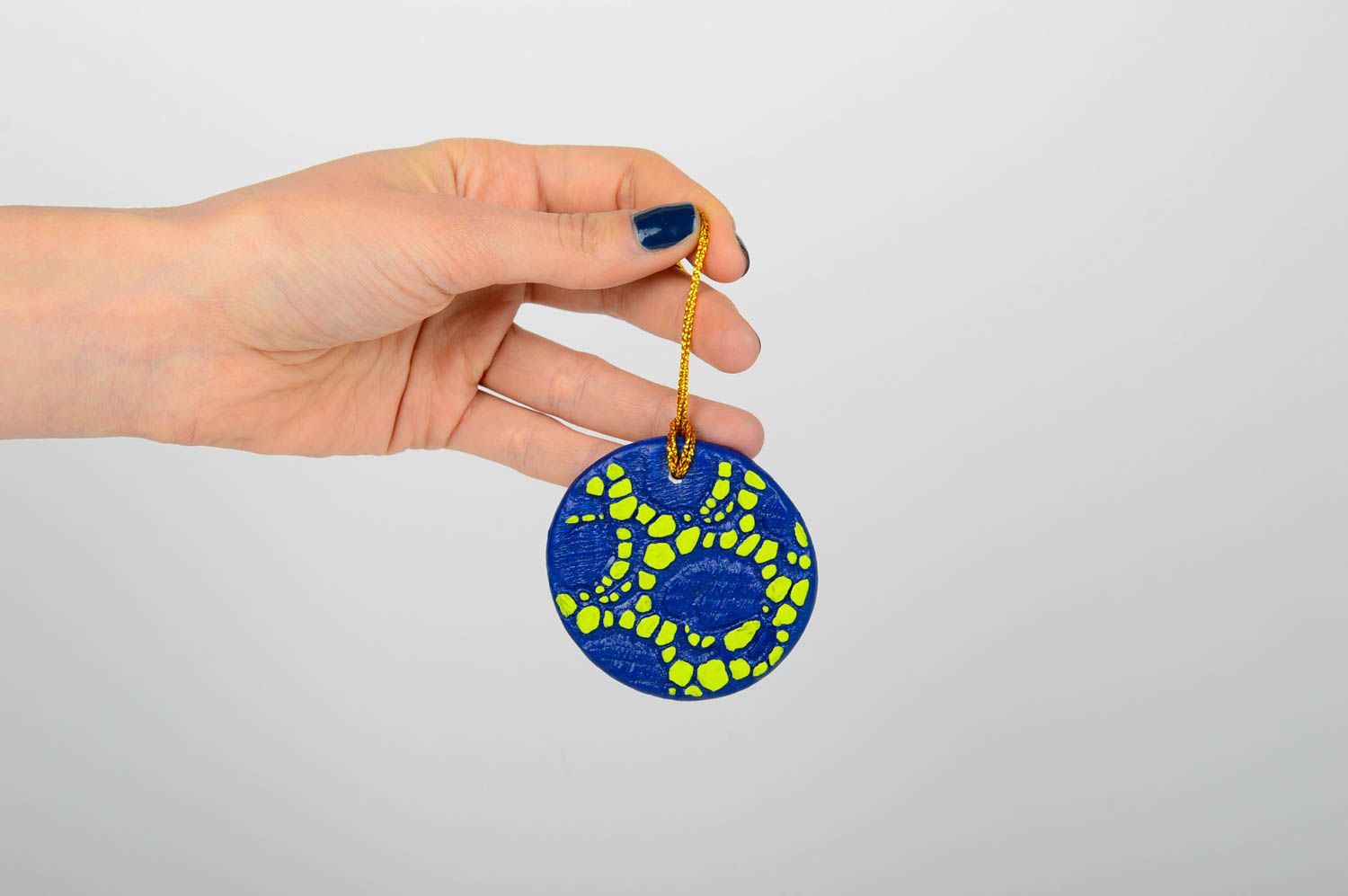 Игрушка на елку хэнд мэйд декор для дома игрушка из глины сине-желтая круглая фото 2