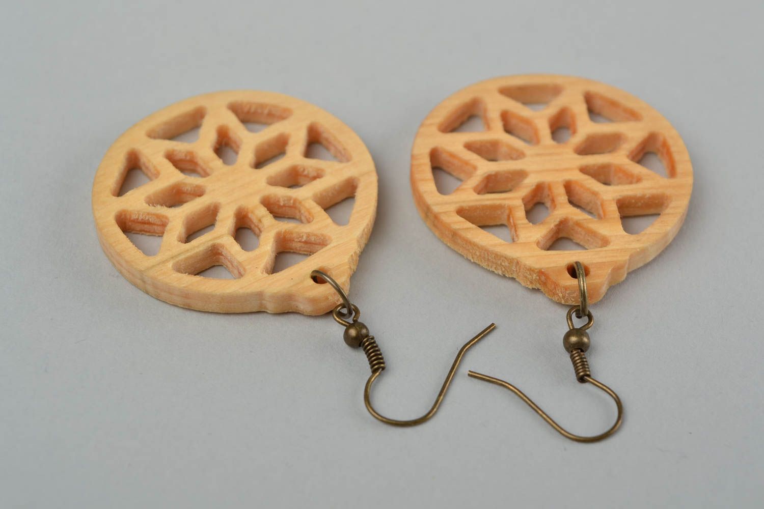 Славянские серьги обереги с символом Алатырь из древесины липы ручной работы фото 4
