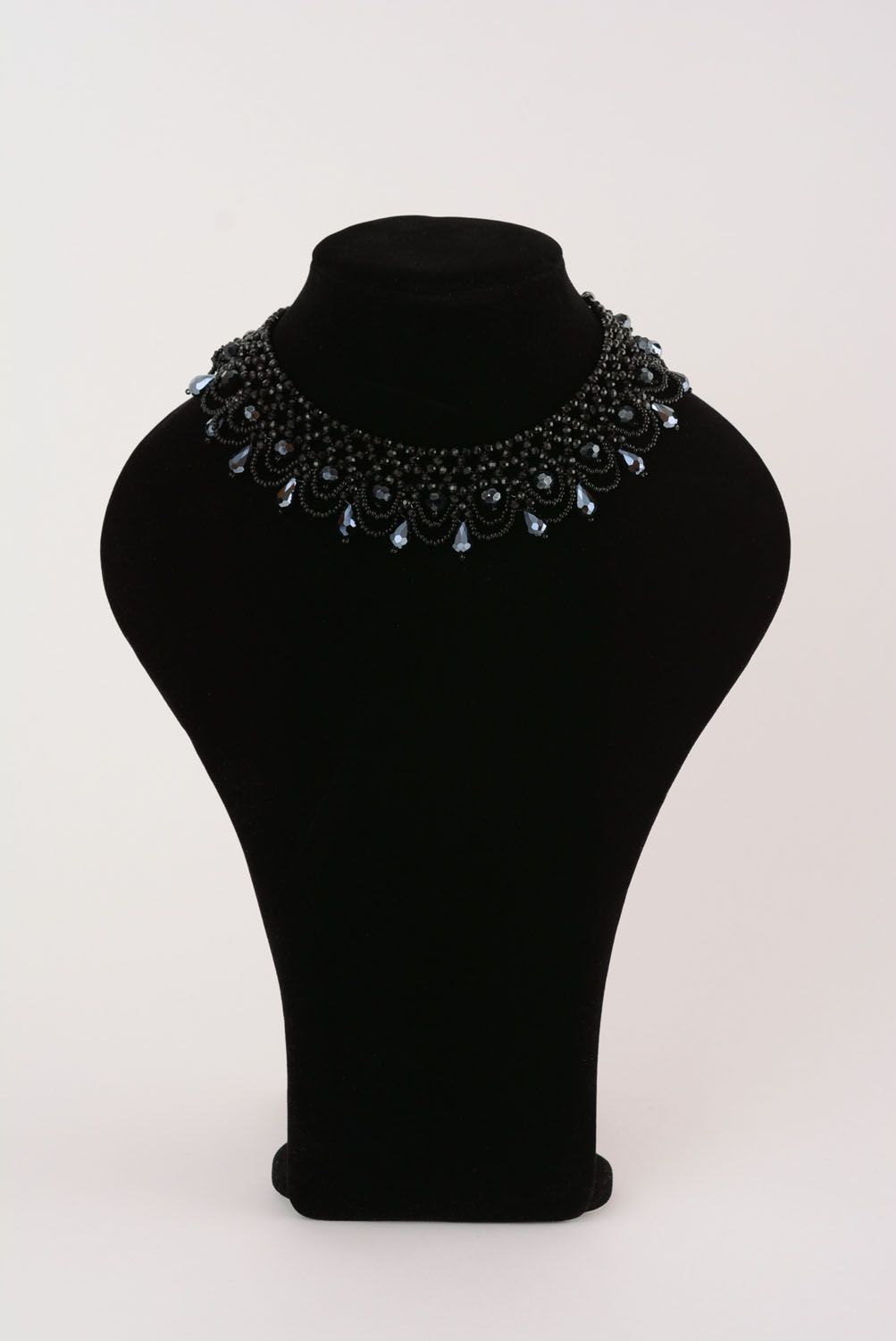 Black beaded necklace photo 3