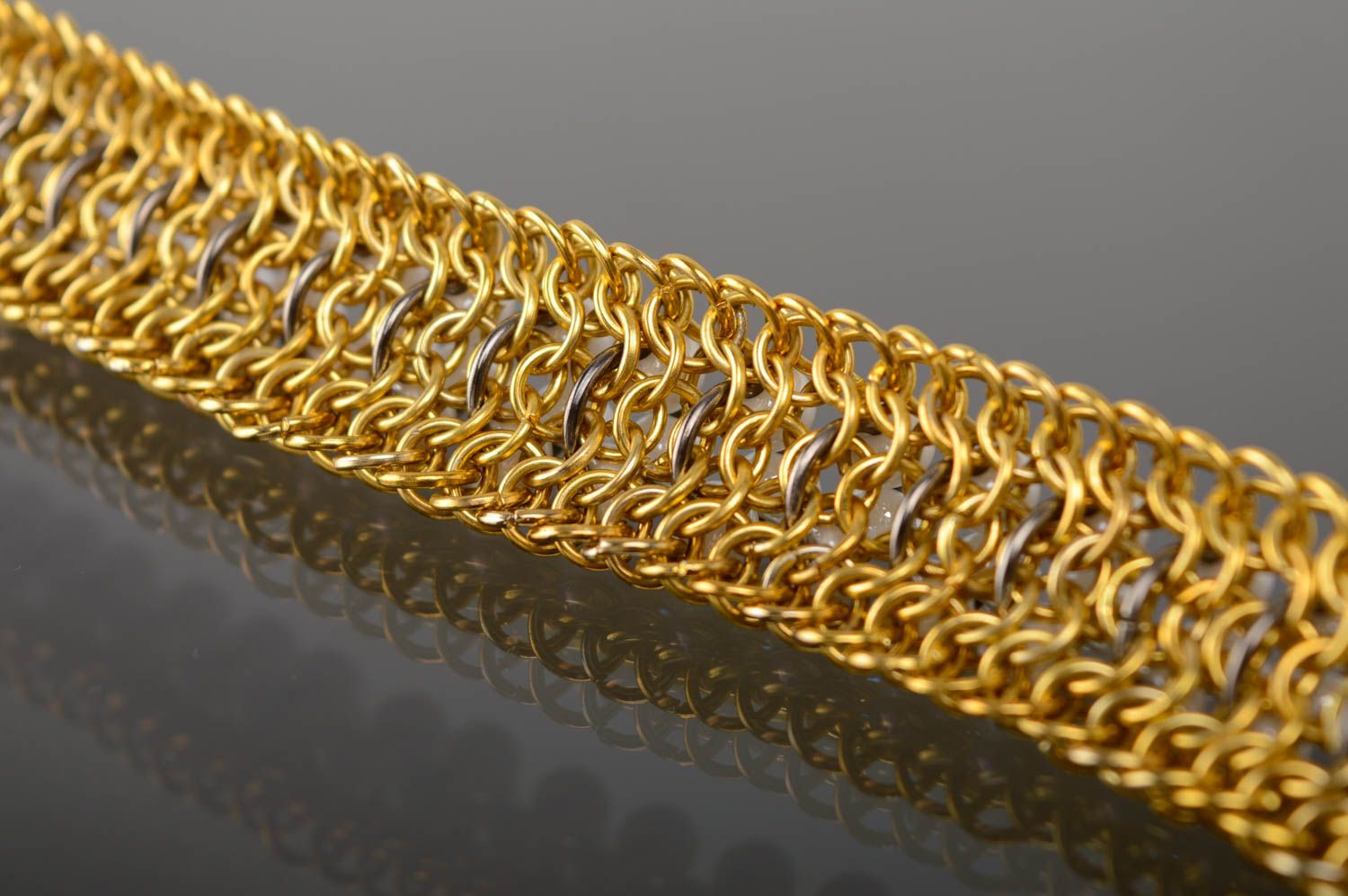 Handmade Armband aus Metall in Webtechnik mit Glasperlen  foto 5