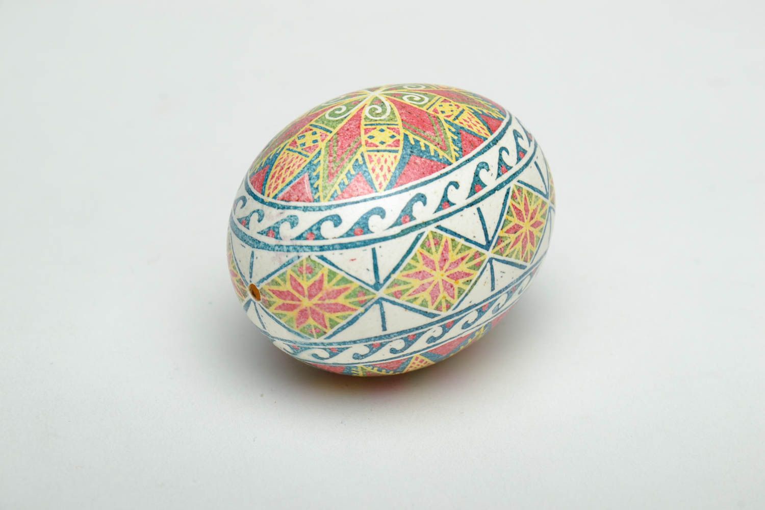 Oeuf de Pâques décoratif multicolore aux motifs ukrainiens peint à la main photo 4