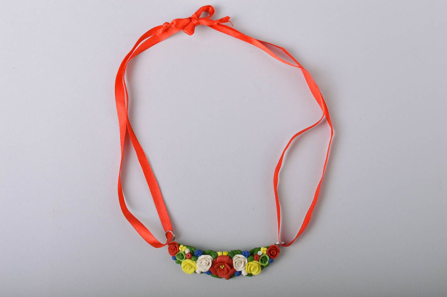 Joli collier sur ruban rouge avec fleurs en porcelaine froide fait main photo 2