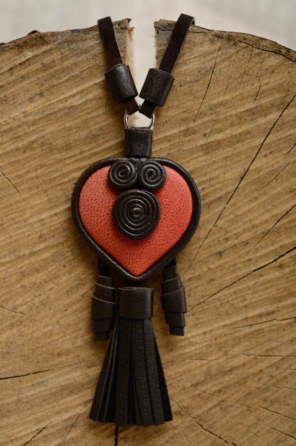 Beau pendentif fait main noir rouge en cuir naturel accessoire style ethnique photo 1