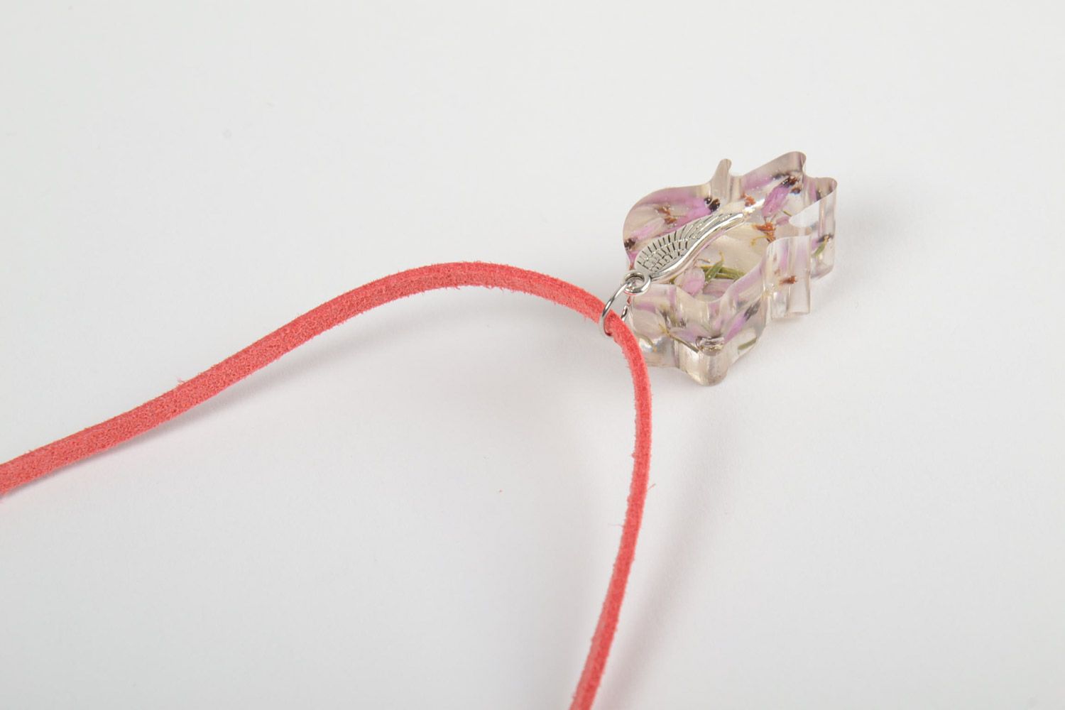 Colgante artesanal con flores en resina epoxi con cordón de gamuza rosado  foto 4