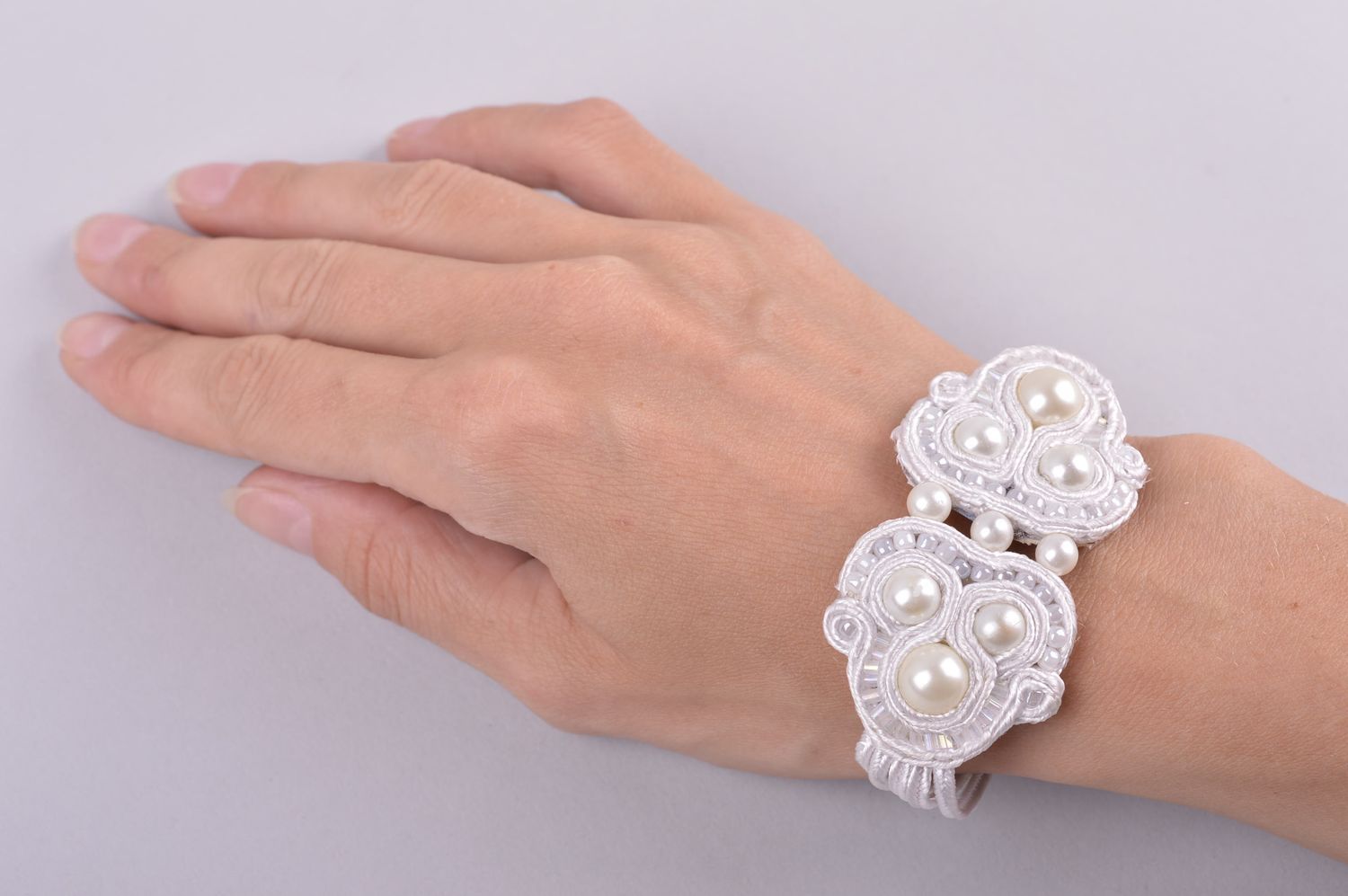 Handgemachtes Armband Soutache Schmuck weißes Armband Damen Accessoire bestickt  foto 5