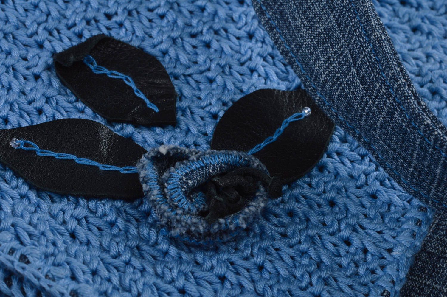 Синяя сумка связанная вручную из хлопка и джинса ручной работы на ремешке фото 2
