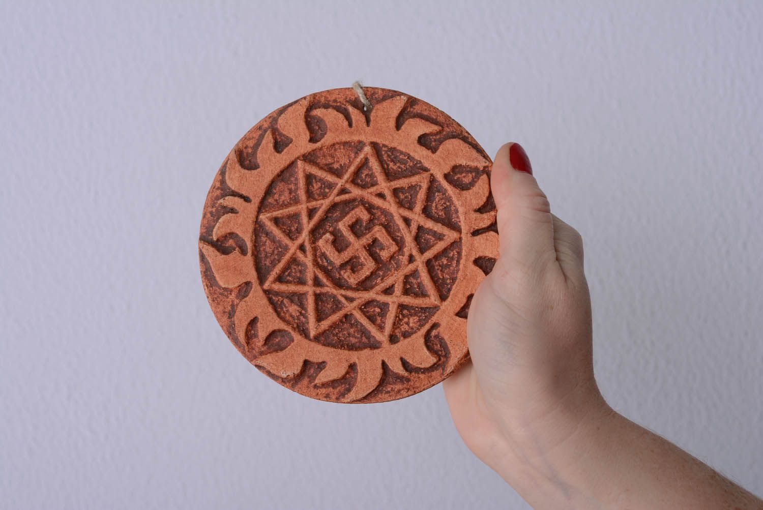 Pingente talismã decorativo de interior feito de argila pintado com engobes Oberezhnik foto 4