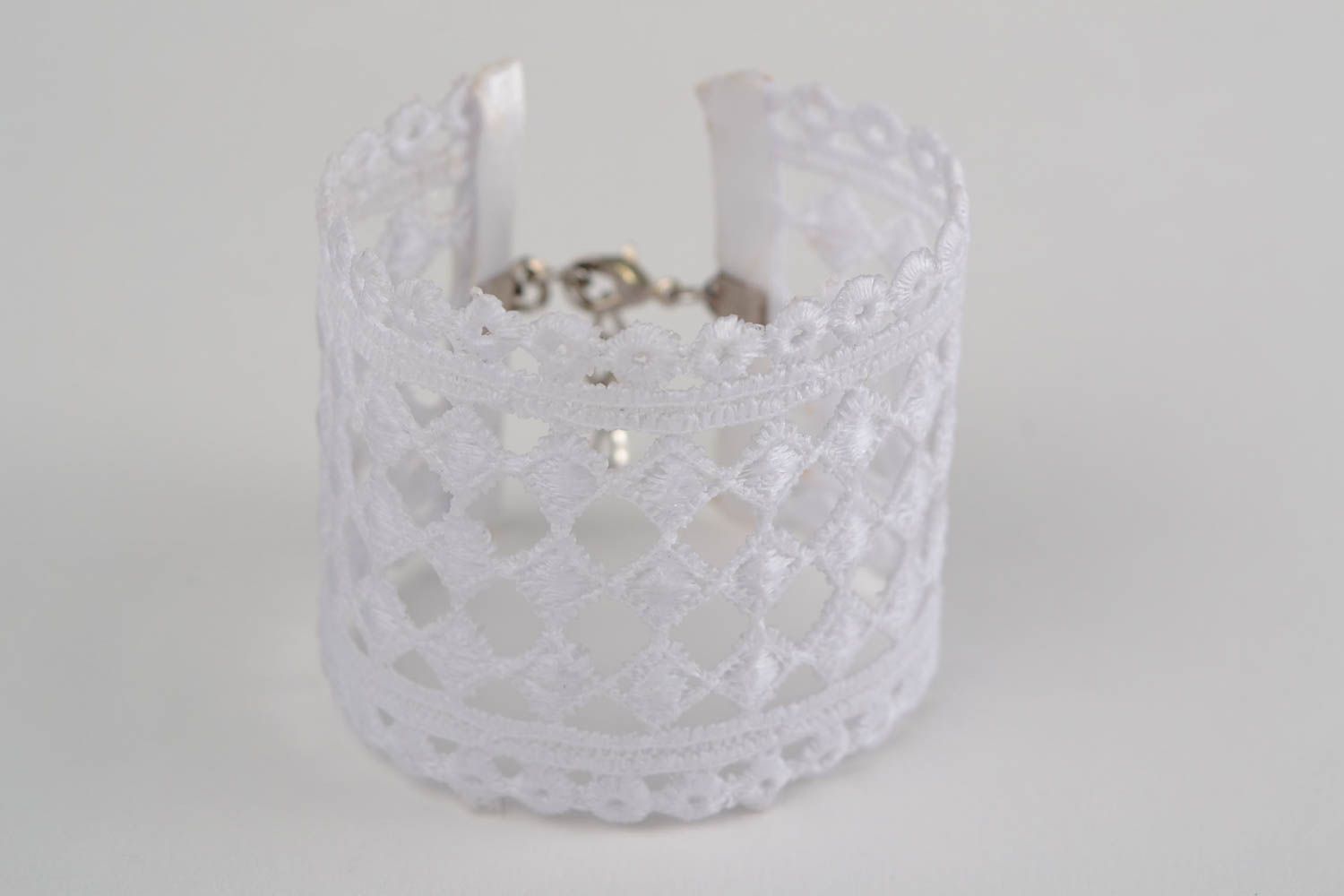 Handgemachtes schönes breites weißes Armband aus Spitze mit Kristall Perle foto 2