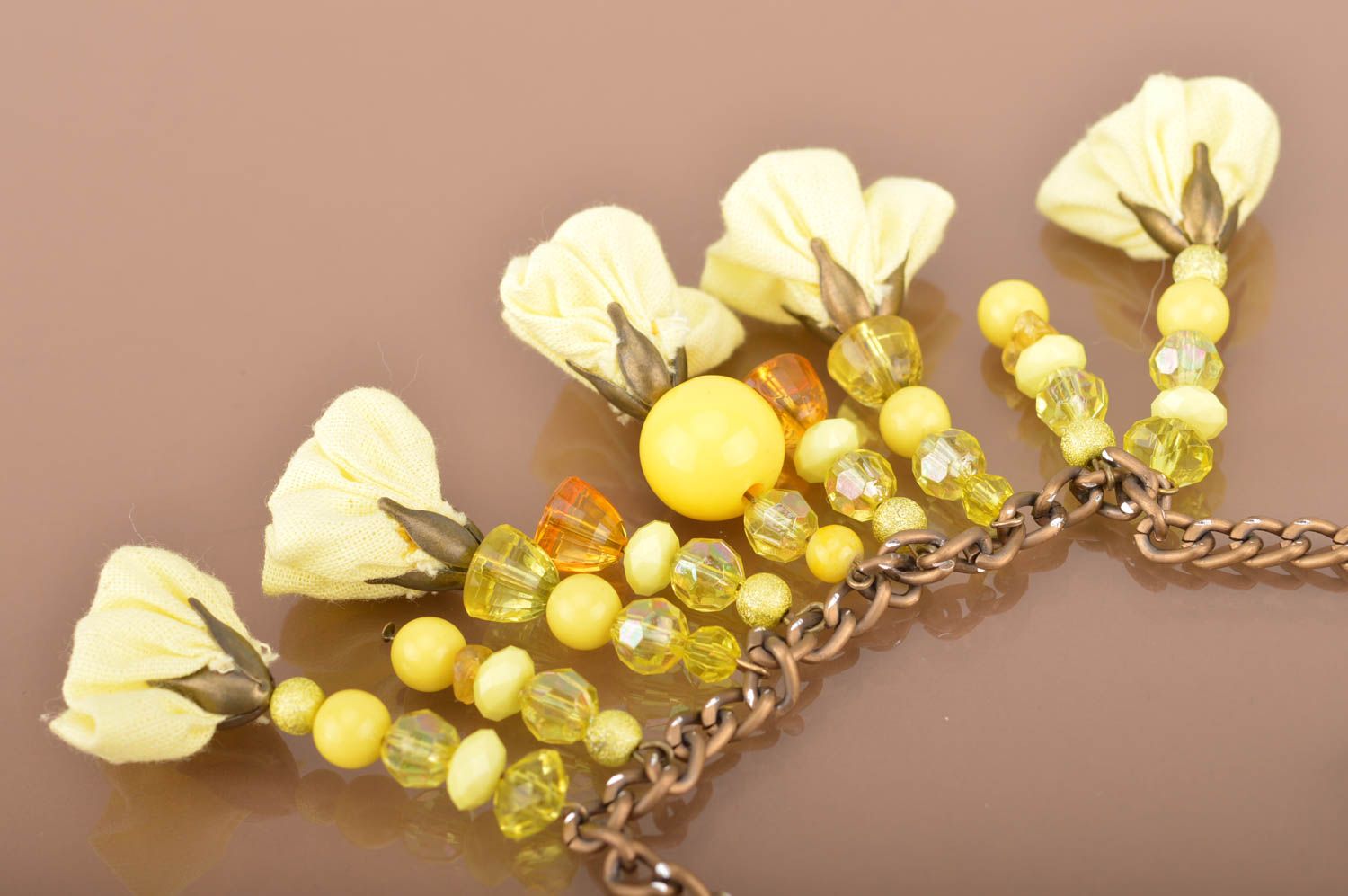 Ожерелье на цепочке с цветами и бусинами нарядное в желтых тонах ручная работа фото 5