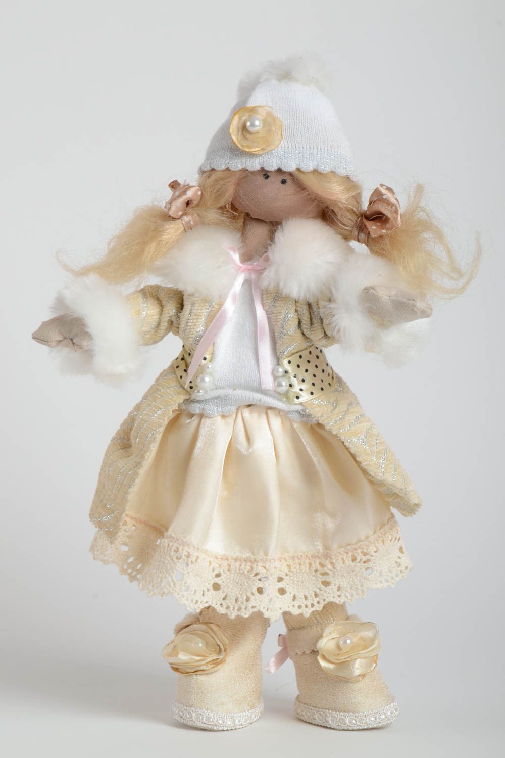 Дизайнерская игрушка из натуральных материалов ручной работы в виде куклы фото 2