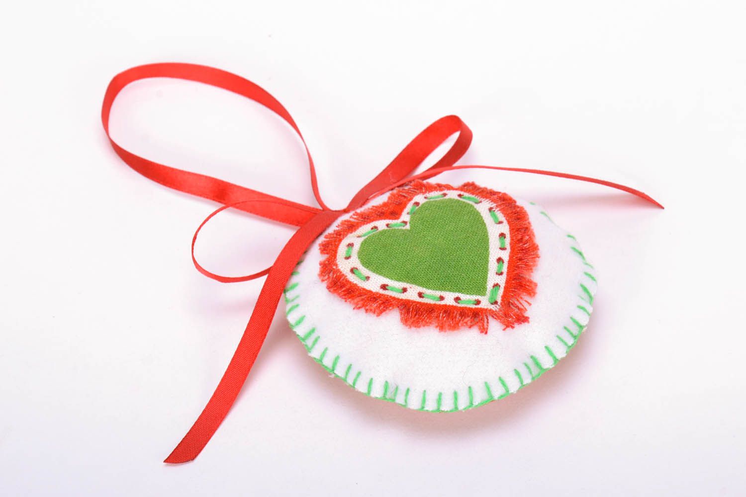Brinquedo da árvore de Natal feito à mão decorado com fita e bordado à mão foto 2