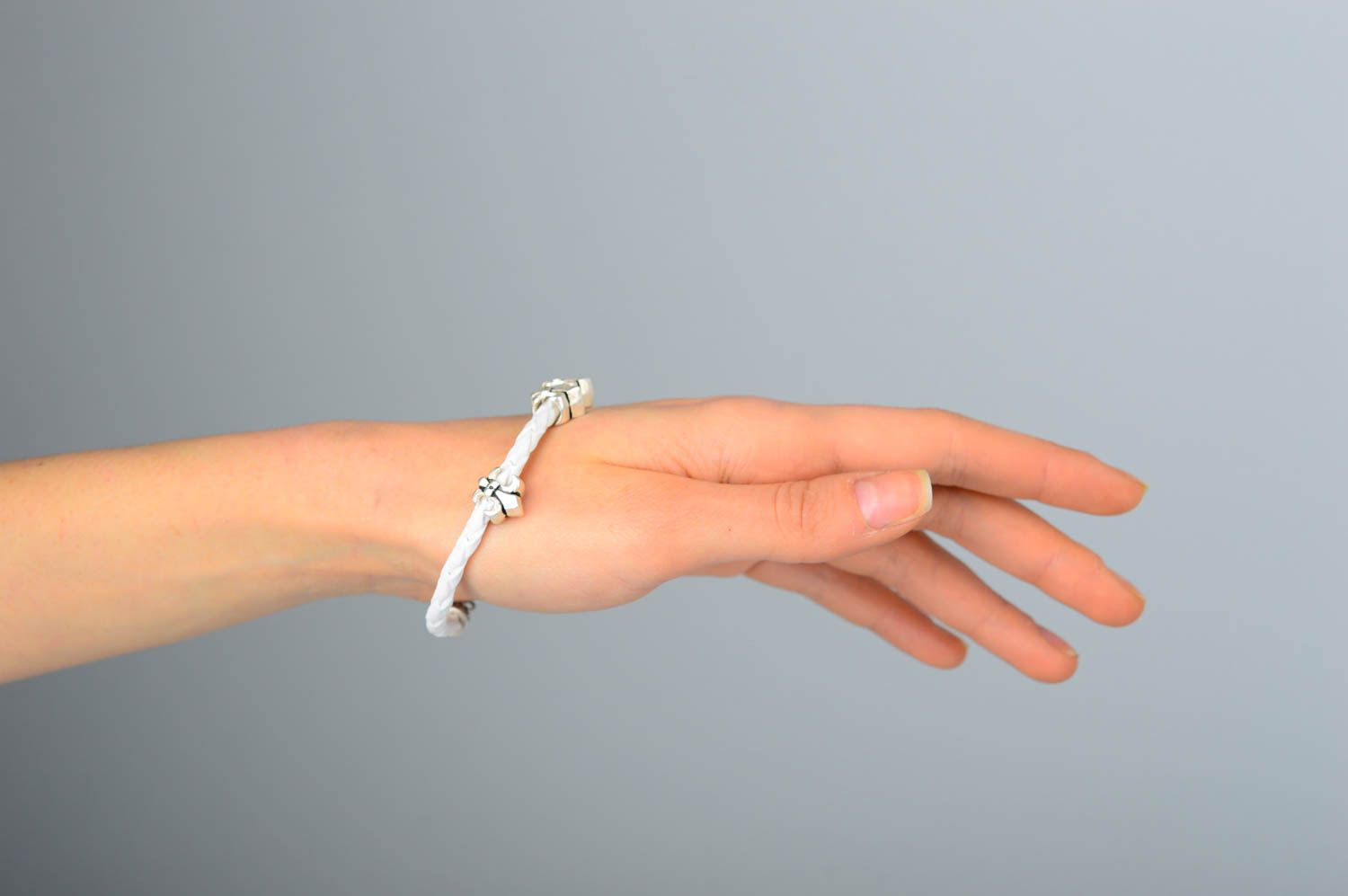 Кожаный браслет ручной работы белый браслет на руку тонкое украшение из кожи фото 2