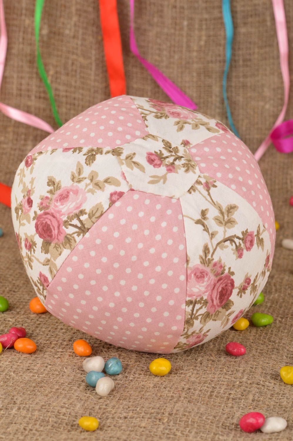 Мягкая игрушка мячик из ткани ручной работы в розовых тонах красивый нежный фото 1