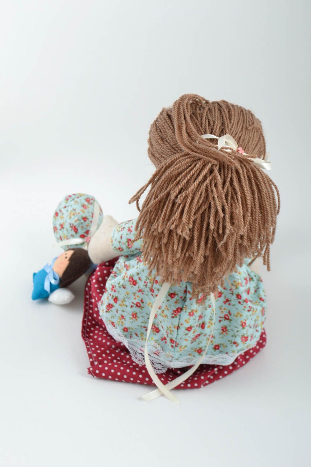 Juguete de tela natural artesanal decorativo cosido a mano muñeco de niña foto 4