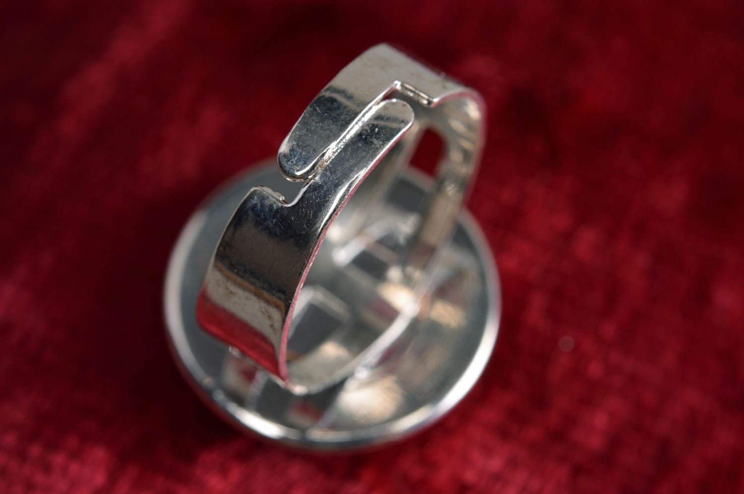 Schöner handmade Ring mit Epoxidharz originell in Decoupage Technik grün rund foto 2
