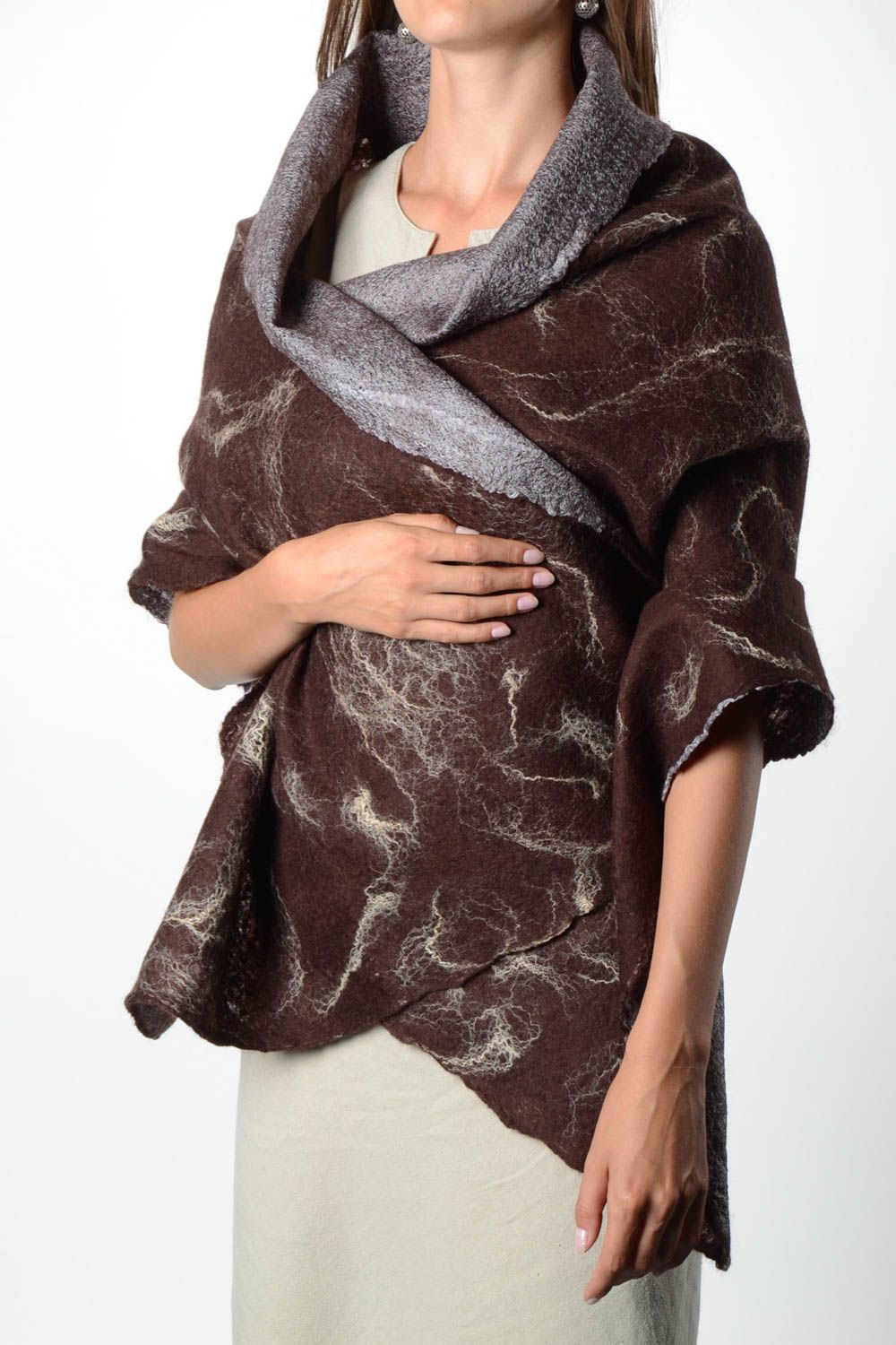 Grand Châle fait main en laine feutrée en fils de soie marron Vêtement femme photo 1
