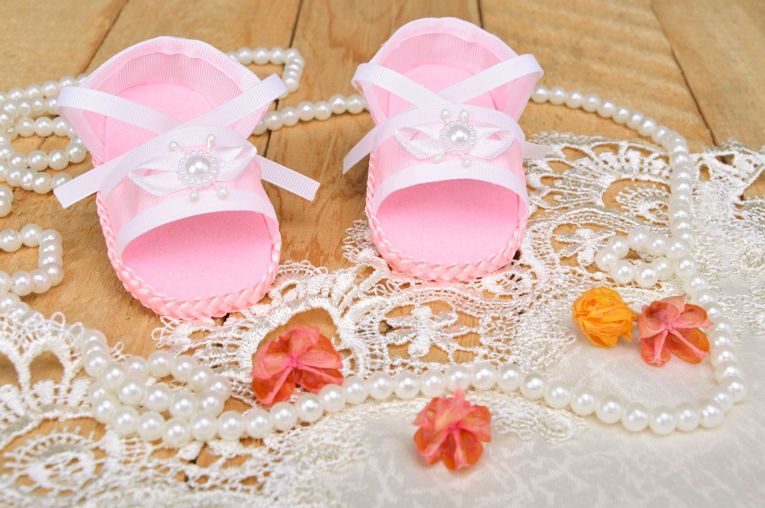Handmade beautiful pink baby girl sandals sewn of felt and rep ribbons photo 1