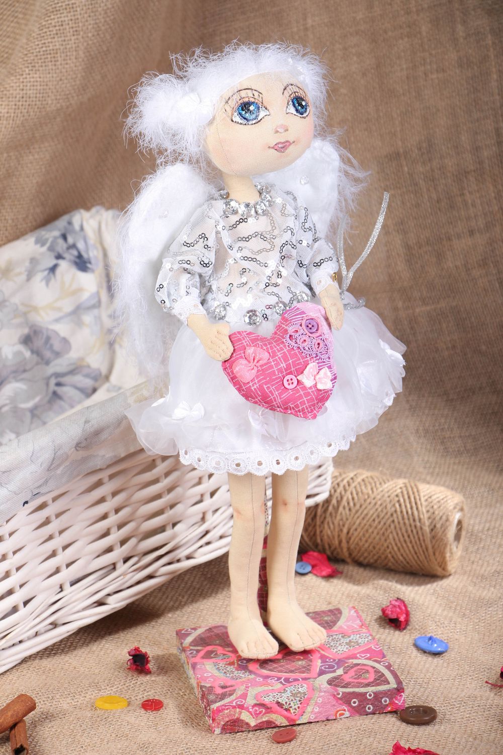 Мягкая кукла на подставке тканевая для декора детской фото 5
