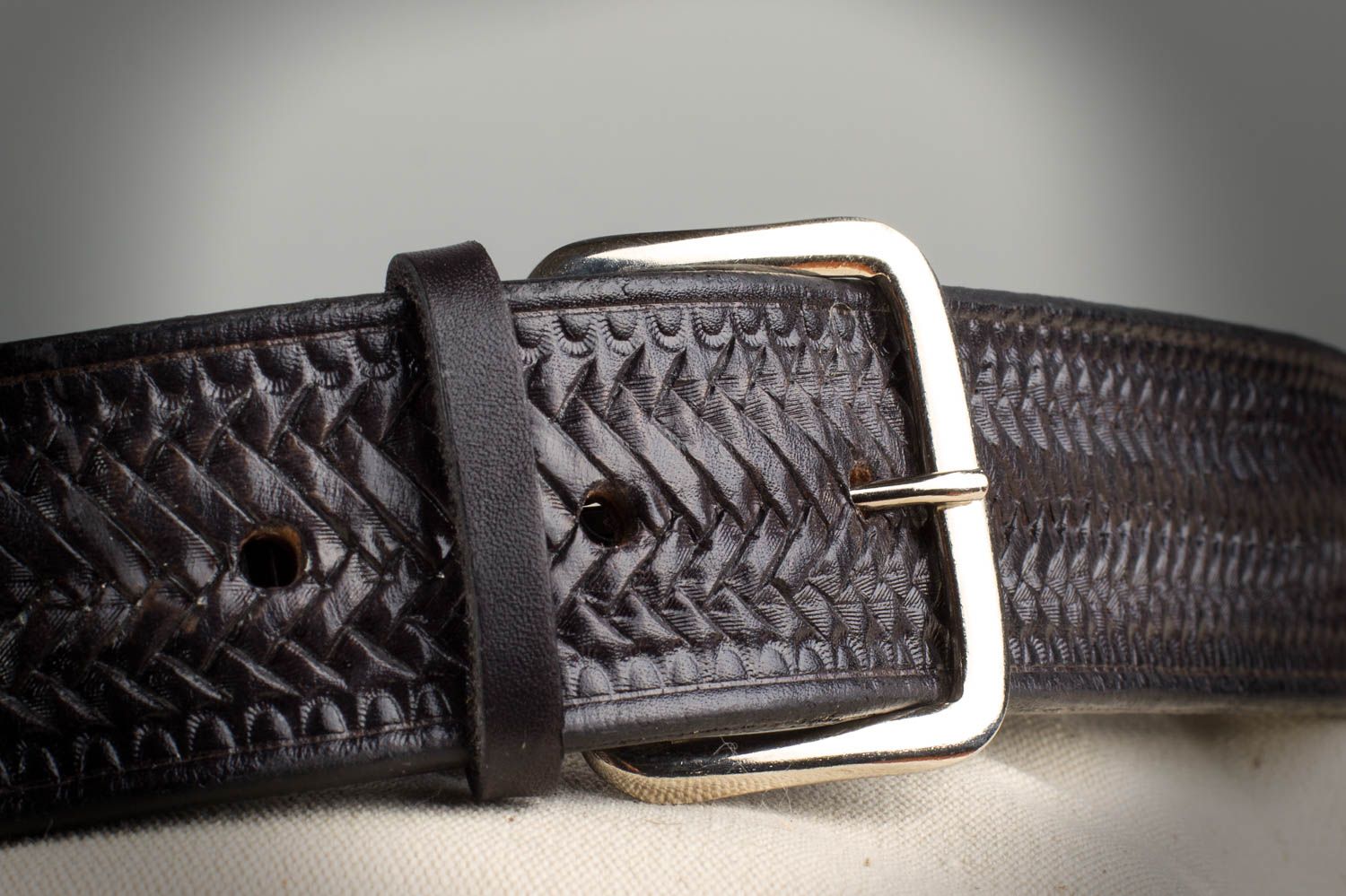 Cinturón de hombre de cuero natural con hebilla metálica artesanal negro  foto 1