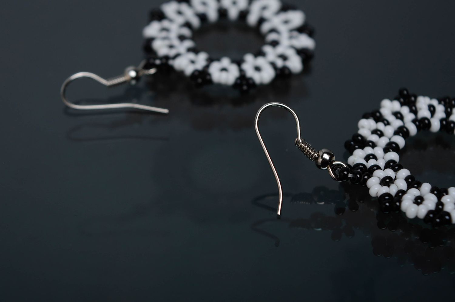 Black and white beaded earrings photo 4