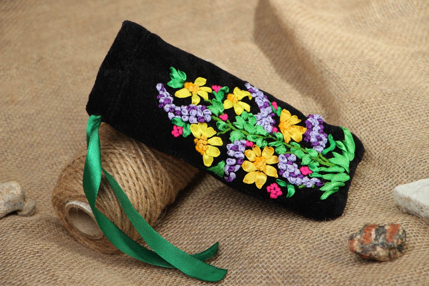 Velor sunglasses case embroidered with ribbons photo 5