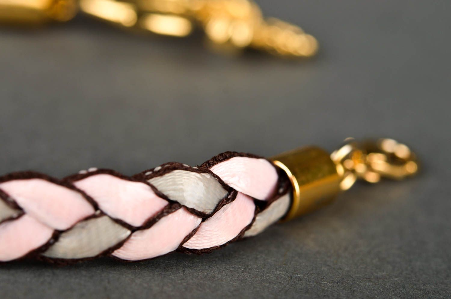Дизайнерское украшение браслет ручной работы розовый женский браслет из лент фото 4