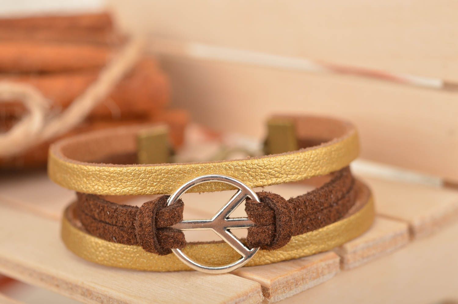 Bracelet en lacets de daim multirang brun doré avec signe de paix fait main photo 1