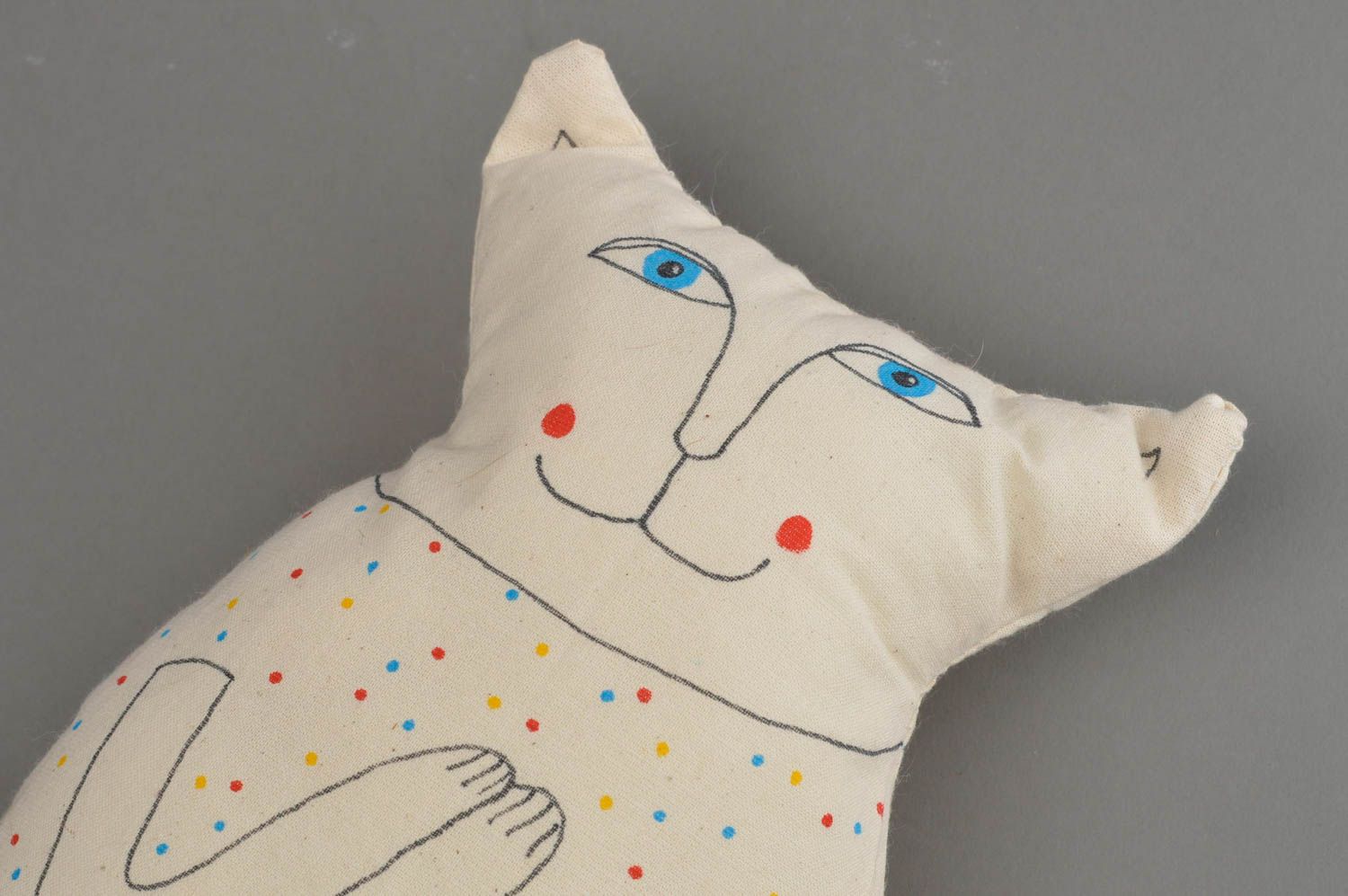 Хлопчатобумажная подушка в виде кота расписная белая красивая хэнд мэйд фото 5