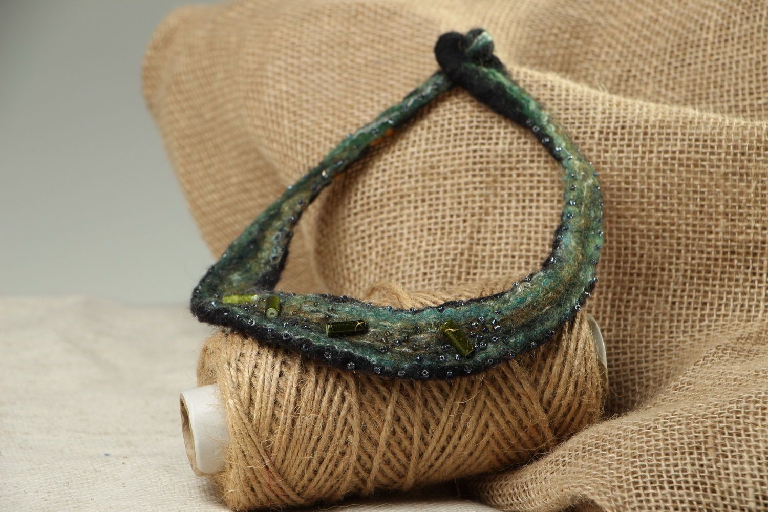 Woolen necklace with beads photo 3