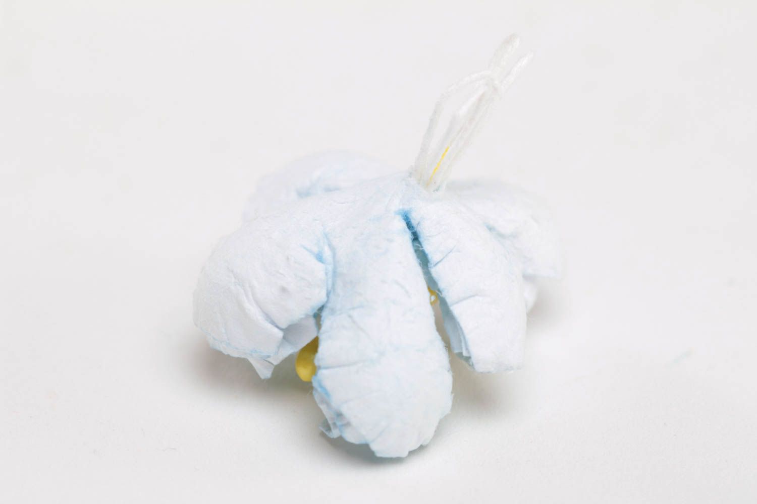 Petite fleur pour scrapbooking en papier bleue faite main avec étamines photo 4