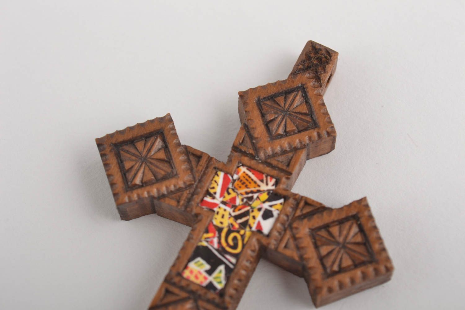 Крест ручной работы нательный крестик деревянный крестик со скорлупой писанки фото 5