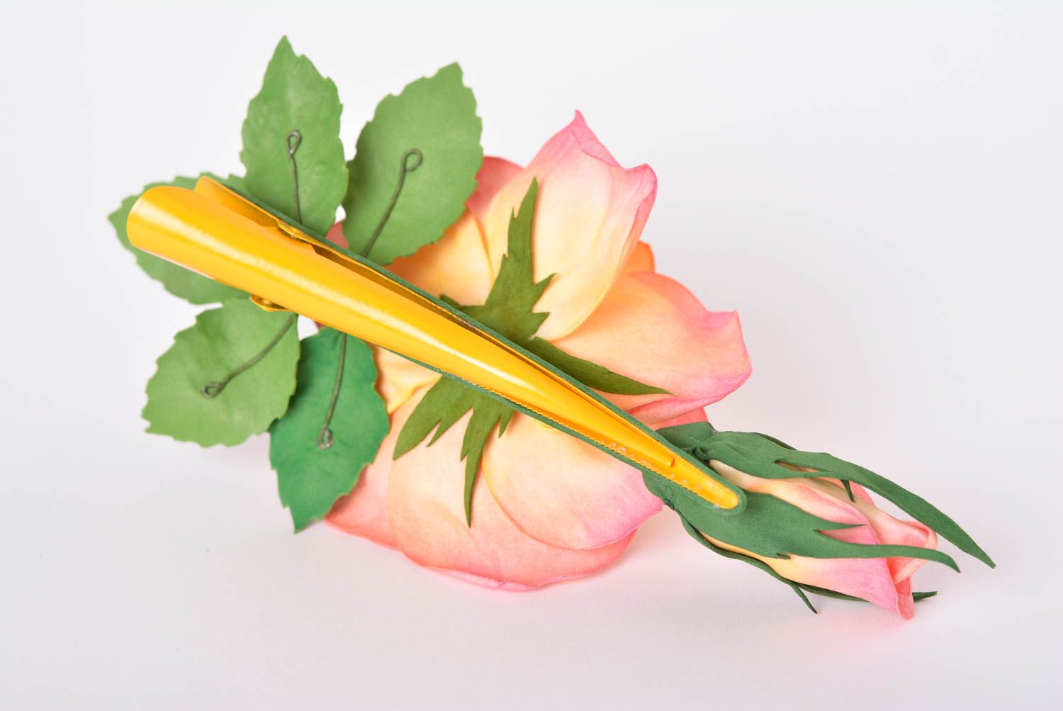 Заколка ручной работы цветок из фоамирана украшение для волос в виде розы фото 2