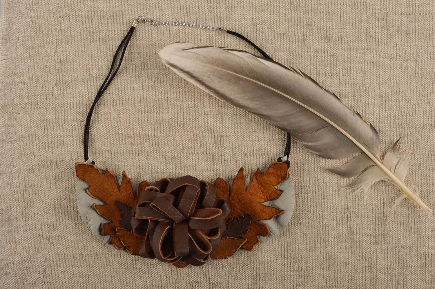 Collier en cuir Bijou fait main en forme de feuilles et fleur Cadeau femme photo 1