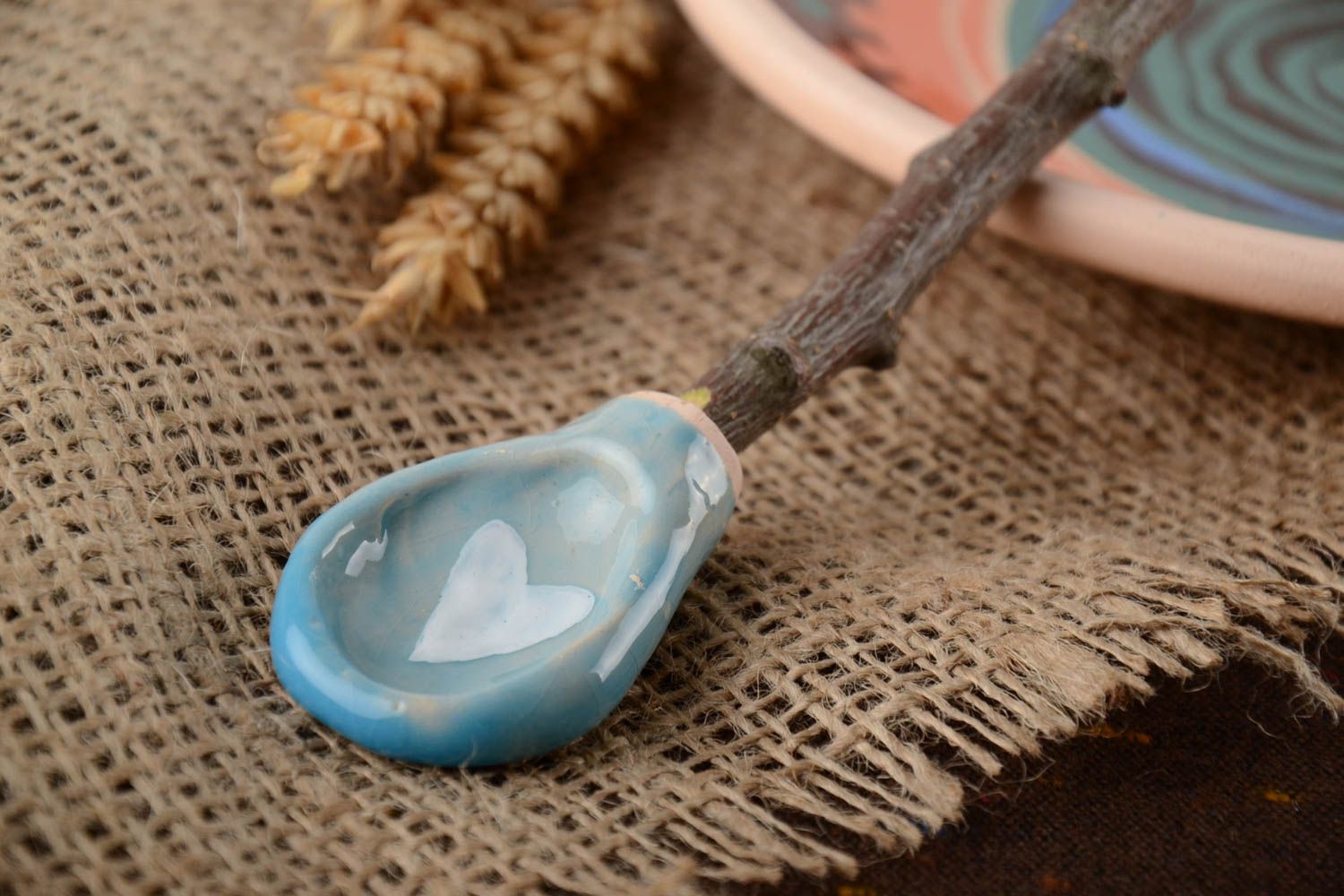 Ложка для специй из глины и деревянной веточки абрикоса глазурованная голубая фото 1