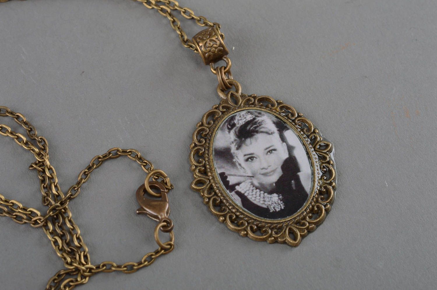 Pendentif vintage sur chaîne fait main ovale original cadeau pour femme photo 2