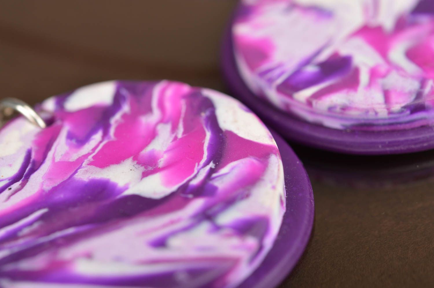Boucles d'oreilles et pendentif ronds tons violets faits main en pâte polymère photo 3