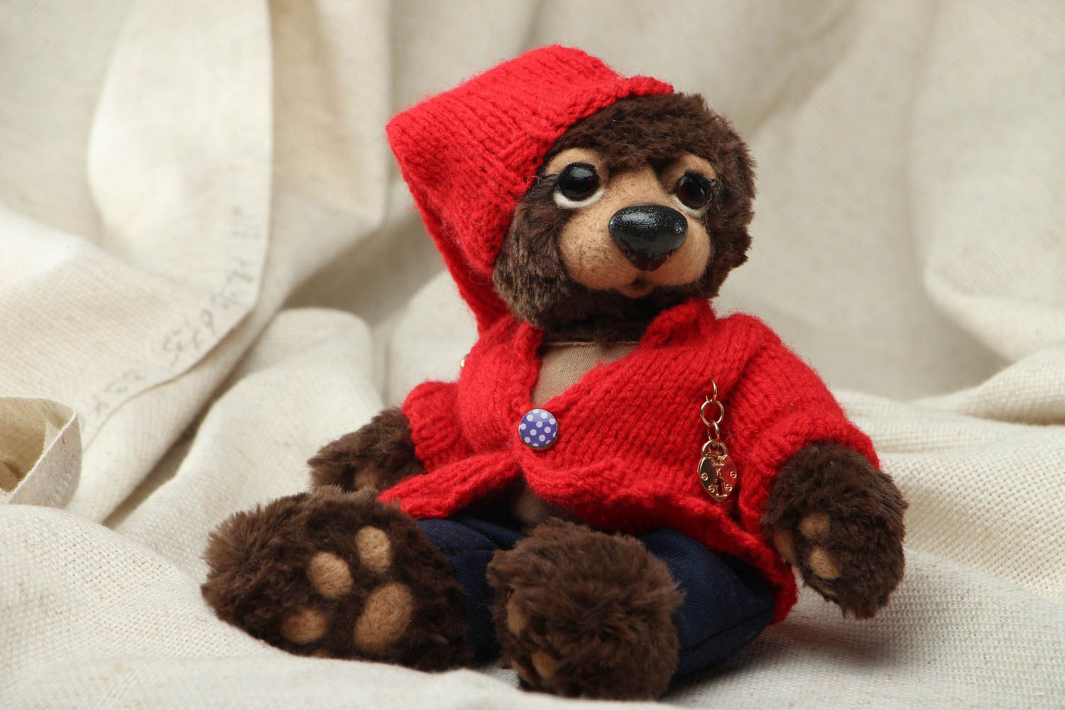 Мягкая меховая игрушка медведь в вязаном костюме фото 1