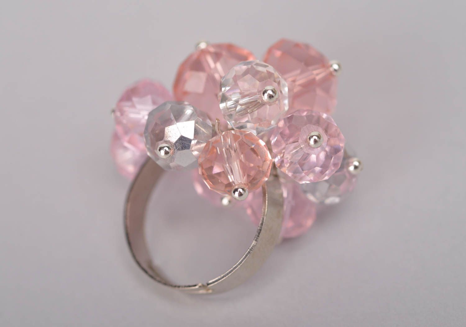 Розовое кольцо из стекляруса на металлической основе аксессуар ручной работы фото 5