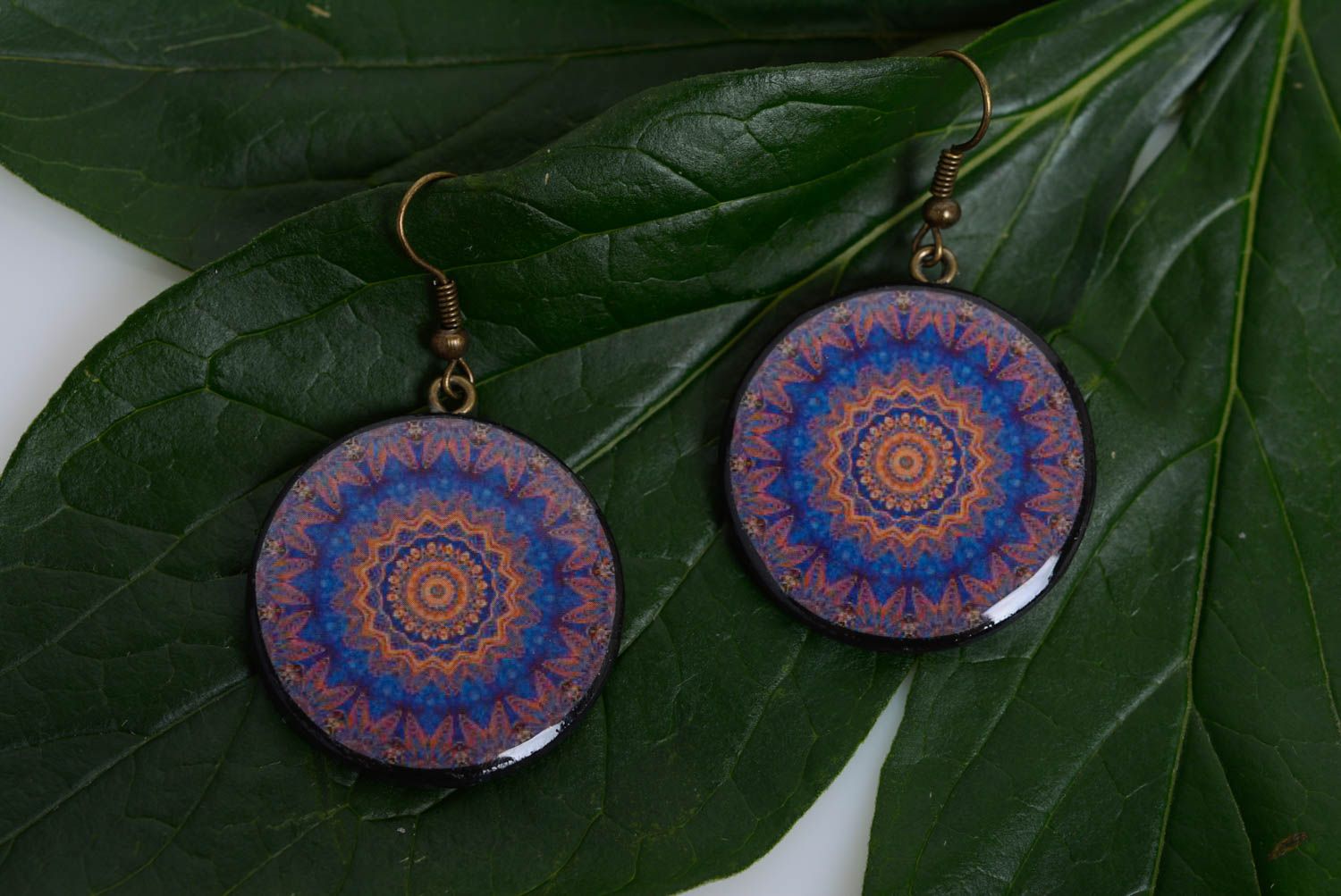 Künstlerische runde Ohrringe mit Muster im Ethno Stil aus Polymerton handmade foto 4