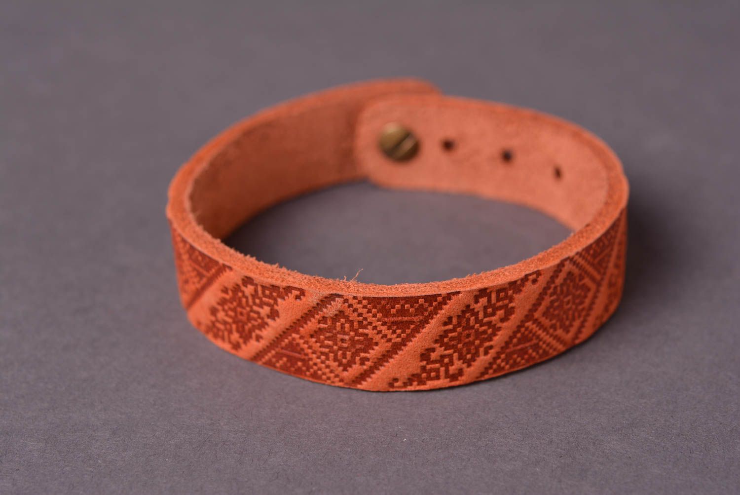 Кожаный браслет ручной работы украшение из кожи браслет на руку с узором фото 3
